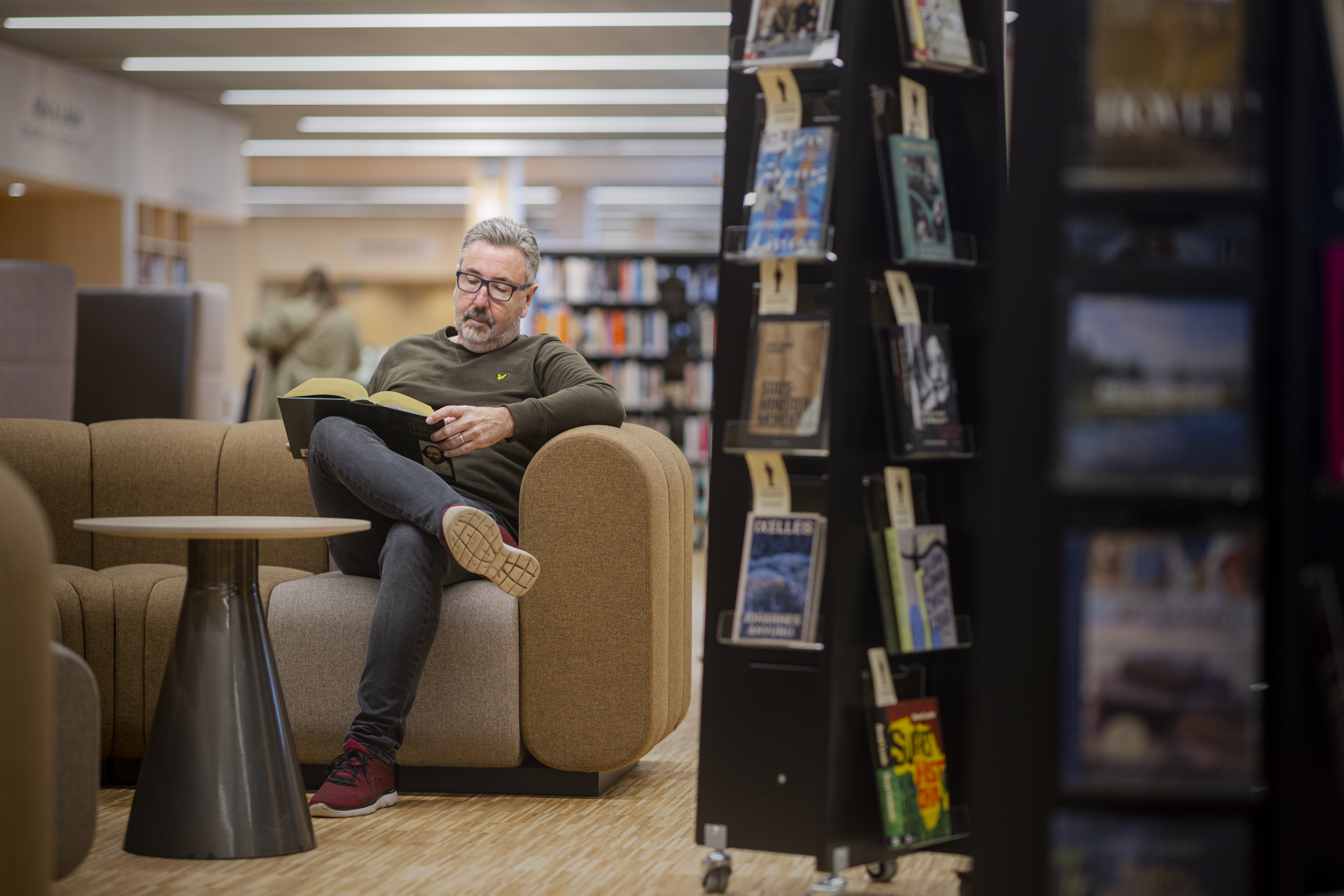 man på bibliotek