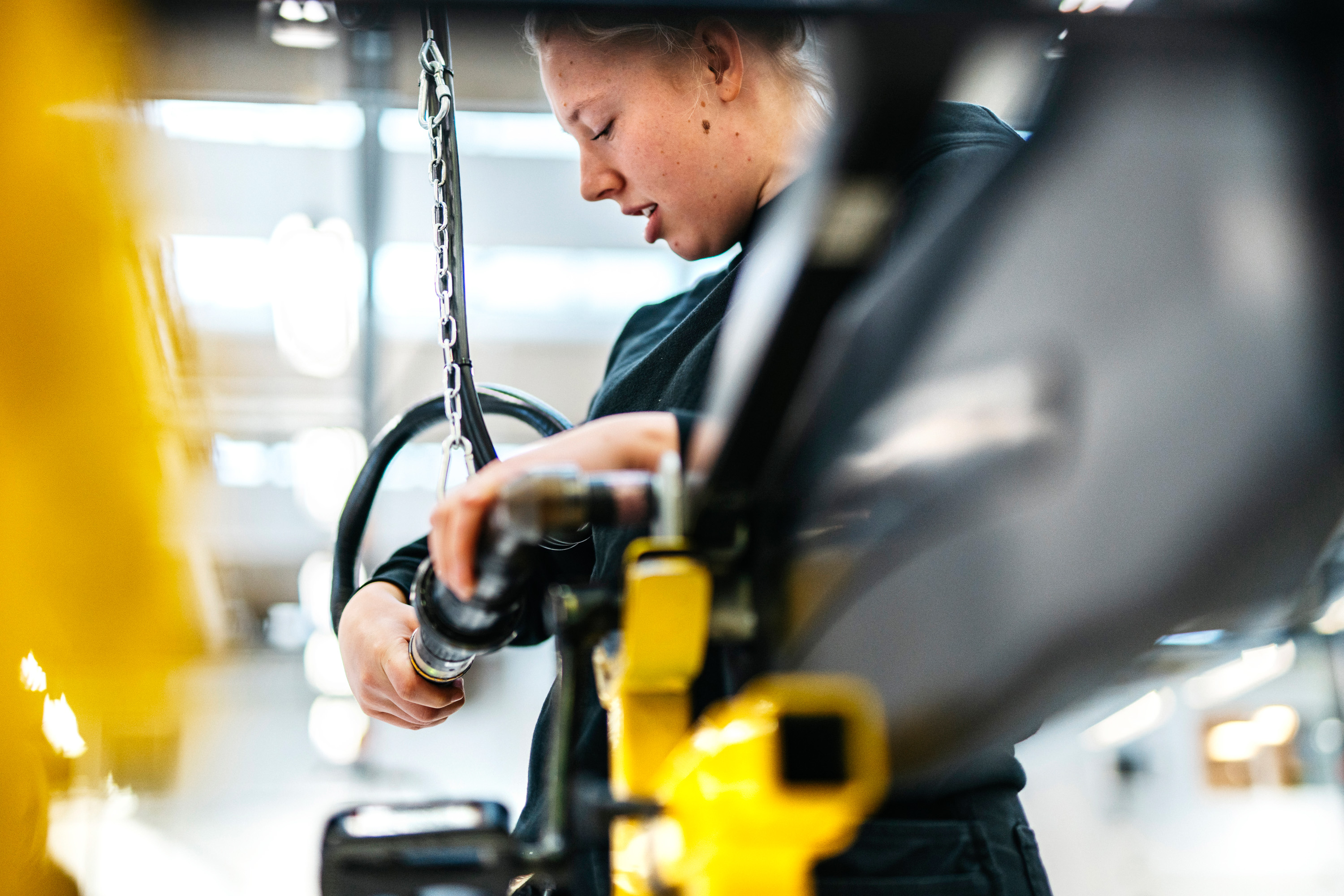 tjej som jobbar inom industrin